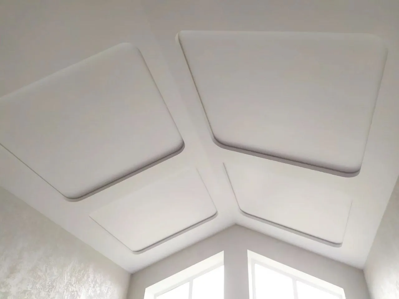 Белые натяжные потолки